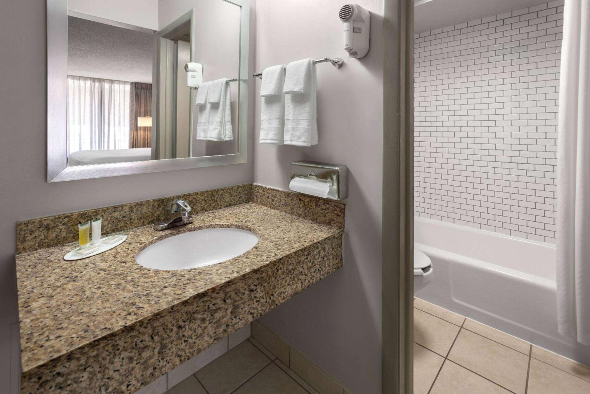 Days Inn Of Frederick By Wyndham Luaran gambar