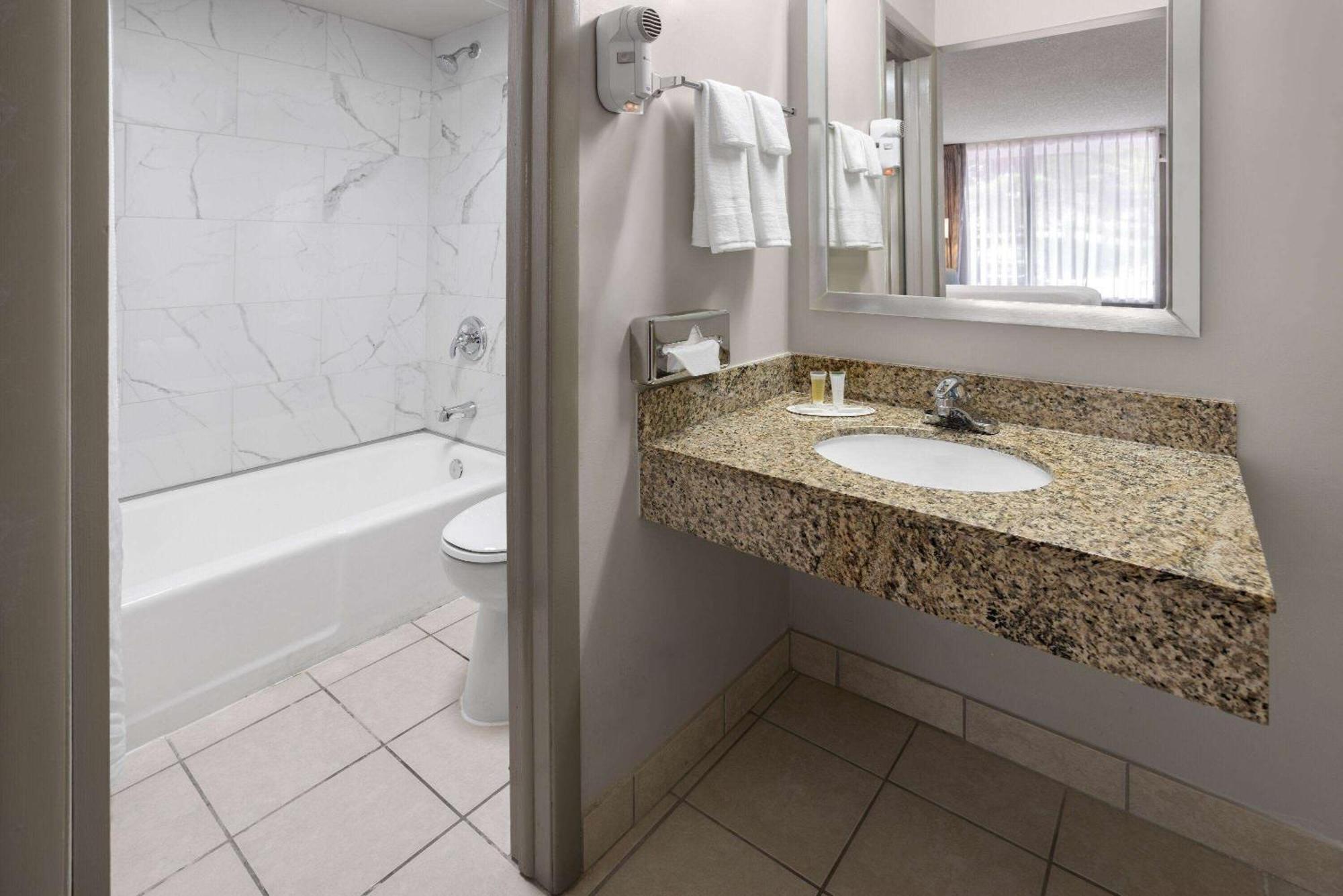 Days Inn Of Frederick By Wyndham Luaran gambar
